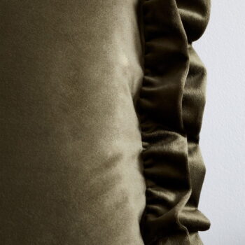 Zamatový dekoračný vankúš 43x43 cm Velvet Double Frill – Catherine Lansfield - Image 3