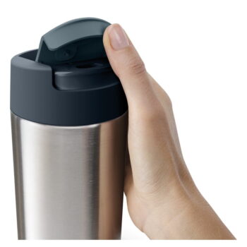 Cestovný hrnček v tmavomodro-lesklo striebornej farbe 450 ml Sipp – Joseph Joseph - Image 3