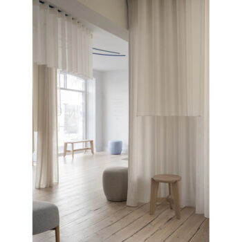 Krémová stolička KUON – Blomus – Obrázok 3