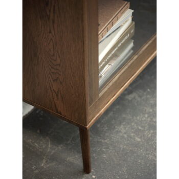 Tmavohnedá vitrína v dekore duba s posuvnými dverami 110x160 cm Barrali – Unique Furniture - Image 6
