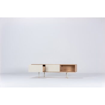 TV stolík z dubového dreva v bielo-prírodnej farbe 160x48 cm Fina – Gazzda – Obrázok 11
