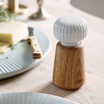 Mlynček z dubového dreva na korenie s bielym detailom z porcelánu Kähler Design Hammershoi, výška 13 cm - Image 2