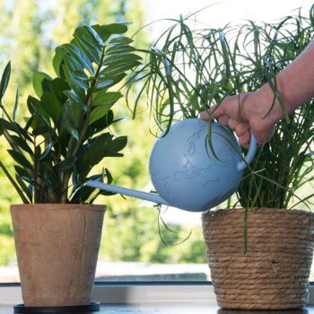 Modrá kanva na zalievanie Esschert Design Globus, 1,5 l – Obrázok 2