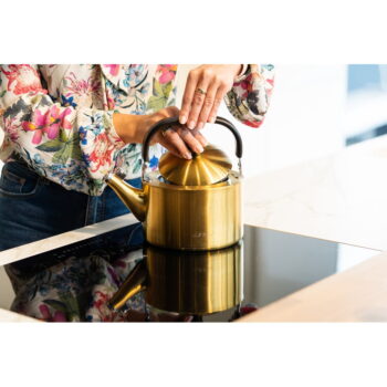 Varná kanvica z nehrdzavejúcej ocele v zlatej farbe 1,5 l Diamante – Vialli Design - Image 2