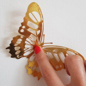 Sada 36 samolepiacich nástenných motýľov v zlatej farbe Ambiance Butterflies Gold – Obrázok 3