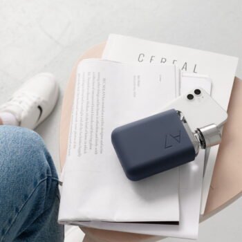 Modré silikonové puzdro na ploskú fľašu Memobottle A7 Sleeve – Obrázok 4