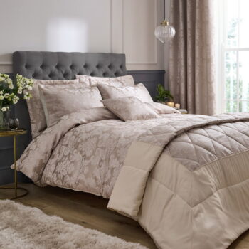 Béžový damaškový prešívaný pléd 240x260 cm Damask Jacquard – Catherine Lansfield - Image 2