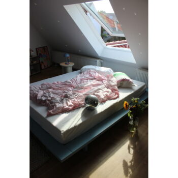 Svetlomodrá dvojlôžková posteľ z borovicového dreva s roštom 180x200 cm Japan – Karup Design - Image 7