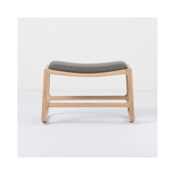 Podnožka s konštrukciou z masívneho dubového dreva so sivým koženým detailom Gazzda Dedo – Obrázok 2