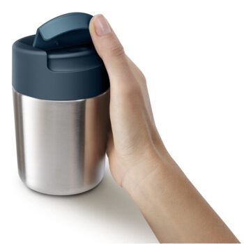Cestovný hrnček v tmavomodro-lesklo striebornej farbe 340 ml Sipp – Joseph Joseph - Image 4