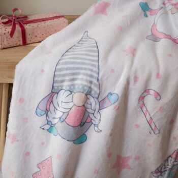 Ružová deka s vianočným motívom z mikroplyšu 130x170 cm Festive Gnomes – Catherine Lansfield - Image 2