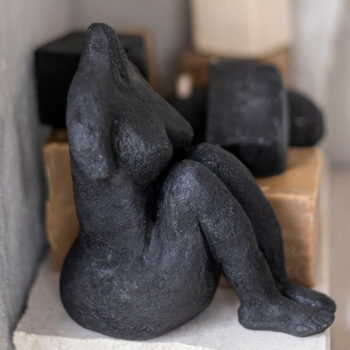 Soška z polyresínu (výška  14 cm) Sitting Woman – Mette Ditmer Denmark - Image 3