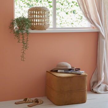 Zamatový taburet v zlatej farbe Kiki – Light & Living – Obrázok 4