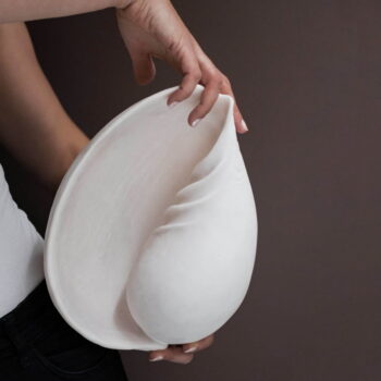 Soška z polyresínu (výška  30,5 cm) Conch – Mette Ditmer Denmark - Image 5
