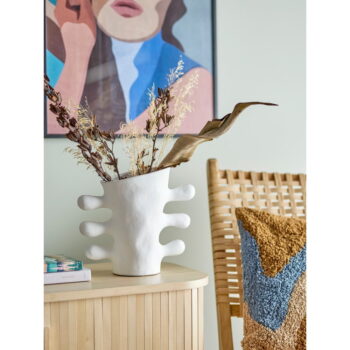 Biela váza z kameniny Pernilla – Bloomingville - Image 2