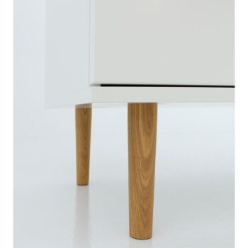 Vysoká komoda v dekore duba v bielo-prírodnej farbe 109x137 cm Skagen – Tenzo – Obrázok 11
