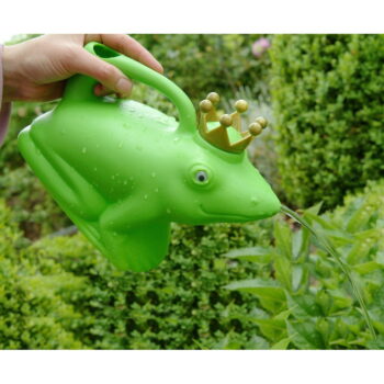 Plastová kanvička na zalievanie 1,7 l Frog – Esschert Design - Image 7