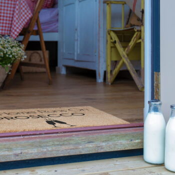Rohožka z kokosového vlákna 40x60 cm This Home Runs On Prosecco – Artsy Doormats - Image 8