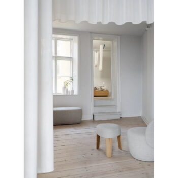 Sivá pohovka z textílie bouclé 137,5 cm KUON – Blomus - Image 3