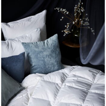 Vankúš s páperovou výplňou 50x70 cm Neptune Medium – Universe of Sleeping – Obrázok 3