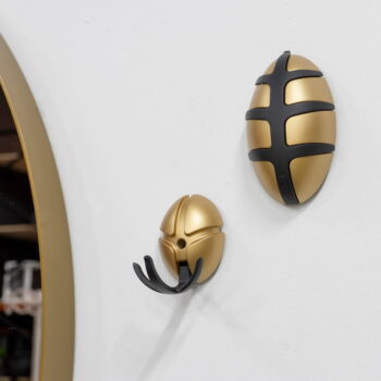 Nástenný háčik v zlatej farbe Bug – Spinder Design - Image 6