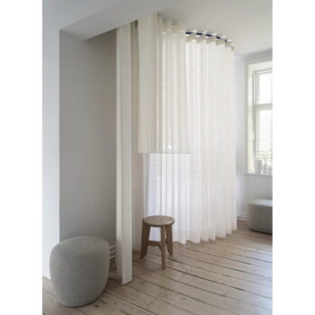 Sivá pohovka z textílie bouclé 137,5 cm KUON – Blomus - Image 2