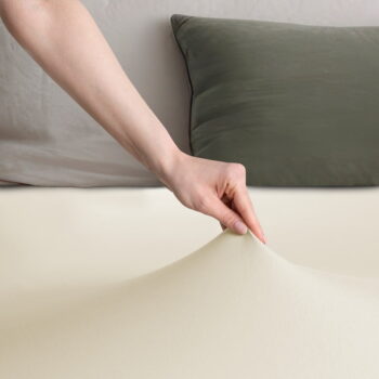 Béžová napínacia džersejová plachta 220x200 cm Amber – DecoKing – Obrázok 3