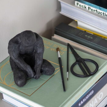 Soška z polyresínu (výška  15 cm) Meditating Man – Mette Ditmer Denmark - Image 4