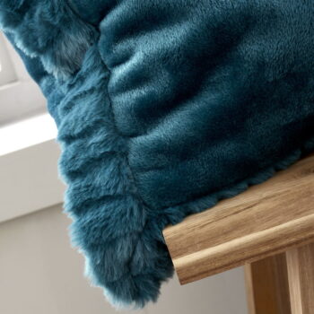 Dekoračný vankúš 55x55 cm Velvet and Faux Fur - Catherine Lansfield - Image 4