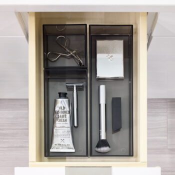 Matne čierne kúpeľňové organizéry na kozmetiku z recyklovaného plastu v súprave 3 ks Stack & Slide - iDesign – Obrázok 6