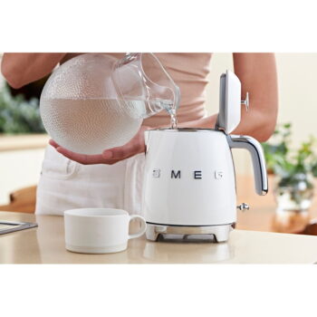 Biela rýchlovarná kanvica z nehrdzavejúcej ocele 800 ml Retro Style – SMEG - Image 6