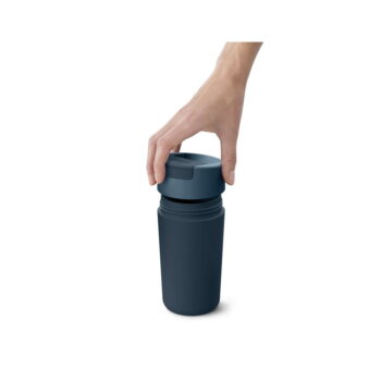 Tmavomodro-antracitový cestovný hrnček 450 ml Sipp – Joseph Joseph - Image 3