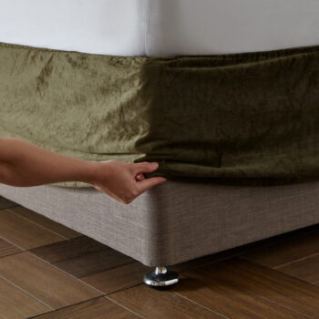 Kaki napínací zamatový poťah na rám postele 137x198 cm Kingsley – Catherine Lansfield – Obrázok 2