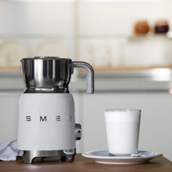 Biely elektrický šľahač mlieka Retro Style – SMEG - Image 2
