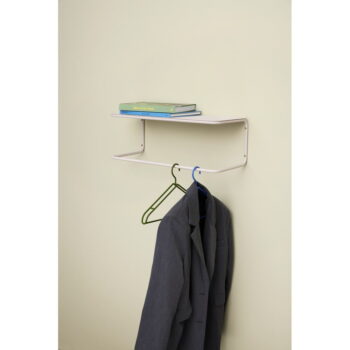 Biely kovový nástenný vešiak s poličkou Welcome – Hübsch – Obrázok 4