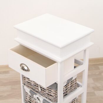 Komoda MATIAS 2 predstavuje originálny doplnok do Vašej predsiene, spálne či kúpeľne. Materiál použitý na výrobu je kombinácia dreva a prútia vo farebnom prevedení biela / sivá. Komoda má pevný rám, 2 prútené košíky a funkčnú zásuvku. Komodu odporúčame kombinovať s produktom Dzimbo 4.