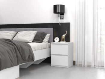 Moderný nočný stolík 2W Vám skvelo zapadne do Vašej spálne. Stolík má dve zásuvky, kde si naozaj odložíte všetko čo potrebujete. Je vyrobený z kvalitnej LTD dosky, ktorá je nenáročná na údržbu a hrany má chránené ABS páskou. Stolík má bezúchytový systém otvárania, takže Vám v priestore nebudú zavadziať žiadne úchyty a zároveň to posilní jeho moderný dizajn. Rozmery (ŠxVxH) : 40 x 52 x 40 cmFarebné prevedenie : bielaDodávame v demonte.