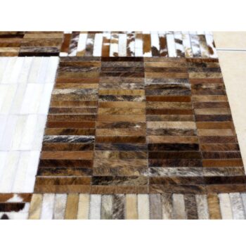 Koberec TYP 4 171x240 cm je luxusný koberec z pravej kože, ktorý sa vyrába patchworkovou technikou z hovädzej kože a podšíva plsťou. Ide o jedinečný a originálny ručne robený kožený koberec so zaujímavými geometrickými vzormi, ktoré oživia každú domácnosť. Rozmery koberca sú 171x240 cm. Výška…
