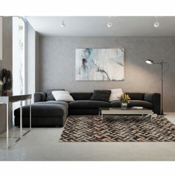 Koberec TYP 2 120x180 cm je luxusný koberec z pravej kože, ktorý sa vyrába patchworkovou technikou z hovädzej kože a podšíva plsťou. Ide o jedinečný a originálny ručne robený kožený koberec so zaujímavými geometrickými vzormi, ktoré oživia každú domácnosť. Rozmery koberca sú 120x180 cm. Výška…