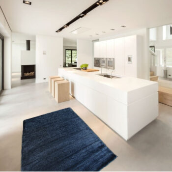 Doprajte svojim nôžkam to, čo si zaslúžia. Celý deň Vám verne slúžili, odvďačte sa im týmto kobercom ARUNA. Ponorte ich do príjemného materiálu zo 100% polyesteru v čarovnej tyrkysovej farbe pripomínajúcej zafarbenie mora. Nechajte ich unášať vlnami a vyčarte vo Vašom domove kúsok prímoria. Rozmery…