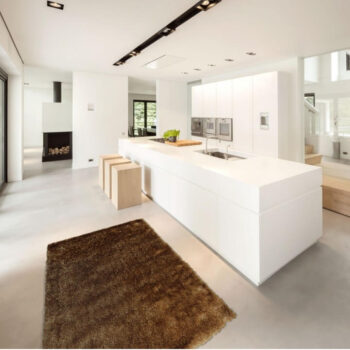 Chlpatý maznáčik a výborná dekorácia zároveň. Koberec DELAND je dokonalým nástrojom pre vytvorenie tepla domova. Jeho jemnosť a krásna hnedozlatá farba si získa Váš obdiv. Materiál pozostávajúci zo 100% polyesteru a výška vlasu 2,4 cm zase ulahodia Vašim nôžkam. Rozmery koberca sú (ŠxD): 70x210 cm,…