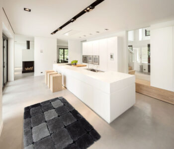 Koberec LUDVIG TYP 2 je moderným kúskom, ktorý dokonale zavŕši každý dizajn a zútulní Váš domov. Jeho povrch je taký príjemný na dotyk, že po ňom budete chcieť stále chodiť bosí. Jeho hebkosť a jemnosť je spôsobená materiálom, z ktorého je zhotovený - 100% polyester. Vďaka širokej škále odtieňov…