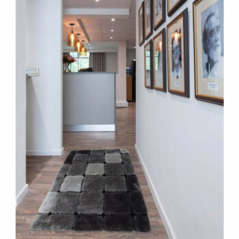 Koberec LUDVIG TYP 2 je moderným kúskom, ktorý dokonale zavŕši každý dizajn a zútulní Váš domov. Jeho povrch je taký príjemný na dotyk, že po ňom budete chcieť stále chodiť bosí. Jeho hebkosť a jemnosť je spôsobená materiálom, z ktorého je zhotovený - 100% polyester. Vďaka širokej škále odtieňov…