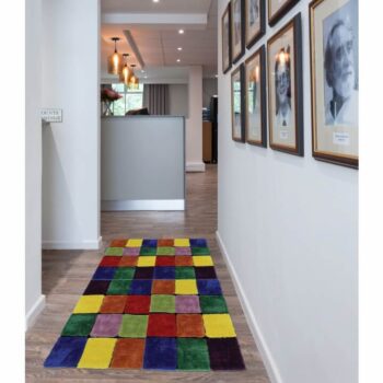 Koberec LUDVIG TYP 4 je moderným kúskom, ktorý dokonale zavŕši každý dizajn a zútulní Váš domov. Jeho povrch je taký príjemný na dotyk, že po ňom budete chcieť stále chodiť bosí. Jeho hebkosť a jemnosť je spôsobená materiálom, z ktorého je zhotovený - 100% polyester. Vďaka širokej škále rôznych…