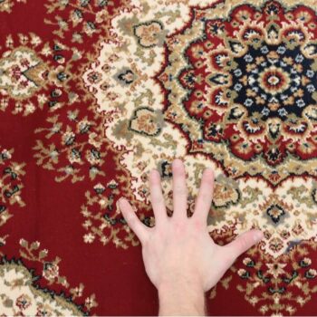 Koberec KENDRA TYP 3 Vás omámi svojou výnimočnosťou. Farby, vzory a obrazce, ktoré zdobia tento koberec Vám vyrazia dych a prenesú Vás do ríše rozprávok. Koberec až priam dýcha Perziou a Orientom. Vyrobený je zo 100% polypropylénu s rozmermi (ŠxD): 133x190 cm a hrúbkou 0,8 cm. Hmotnosť vlasu je…