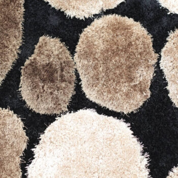 Pocíťte kúsok prírody aj vo Vašom príbytku! Koberec PEBBLE TYP 2 so svojimi prírodnými motívmi pripomínajúcimi kamene vo Vás vyčarí pocit, akoby ste naozaj kráčali po zaoblených kameňoch obrastených jemným machom. Jeho hebkosť zaručuje zhotovenie zo 100% polyesteru. Zemité farby hnedá, béžová…