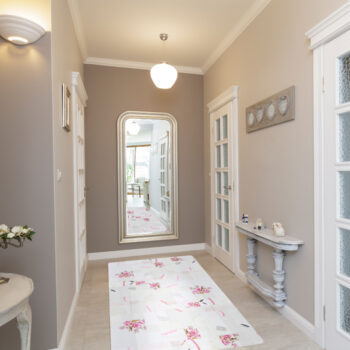 Krása nad krásu. Koberec ADELINE s príznačným názvom pre jeho vzor "romantic" je ako stvorený pre nežné, romantické duše. S týmto kobercom sa Vám otvorí brána fantázie, ktorá vedie do Vašich najtajnejších snov a predstáv. Utvorený je zo 100% polyesteru, ktorý jemne pohladí a poláska Vaše chodidlá.…