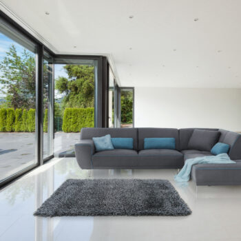 Koberec VILAN 80x150 cm si omotá každého, kto s ním príde do kontaktu. Neposedné strapaté vlasy koberca sa vám omotajú okolo nôh ako jemný vánok vetra. Je vyrobený zo 100% polyesteru čiernej a krémovej farby, preto je jemný a príjemný na dotyk. Kombinácia týchto farieb vytvára nádherný kontrast,…