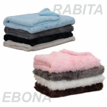 Vychutnávajte si chvíle oddychu s kožušinovou dekou EBONA TYP 1. Pohodlne sa usaďte a užívajte si jej hrejivé objatie. Je obzvlášť príjemná na dotyk a je nadmieru mäkká. Vyrobená je zo 100% polyesteru s výškou vlasu až 6 cm. Hmotnosť vlasu je 1300g/m2 a rozmery deky sú (ŠxD): 150x180 cm. Môžete ňou…