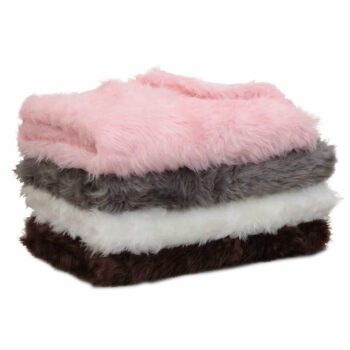 Vychutnávajte si chvíle oddychu s kožušinovou dekou EBONA TYP 1. Pohodlne sa usaďte a užívajte si jej hrejivé objatie. Je obzvlášť príjemná na dotyk a je nadmieru mäkká. Vyrobená je zo 100% polyesteru s výškou vlasu až 6 cm. Hmotnosť vlasu je 1300g/m2 a rozmery deky sú (ŠxD): 150x180 cm. Môžete ňou…